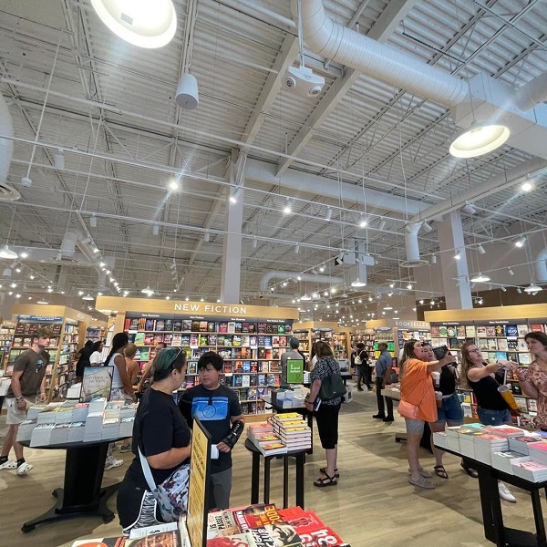 Barnes and Noble Grand Reopening The Avenue at White Marsh 4