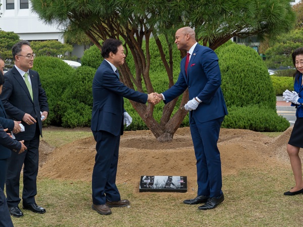 Maryland Governor Wes Moore South Korea 20250417